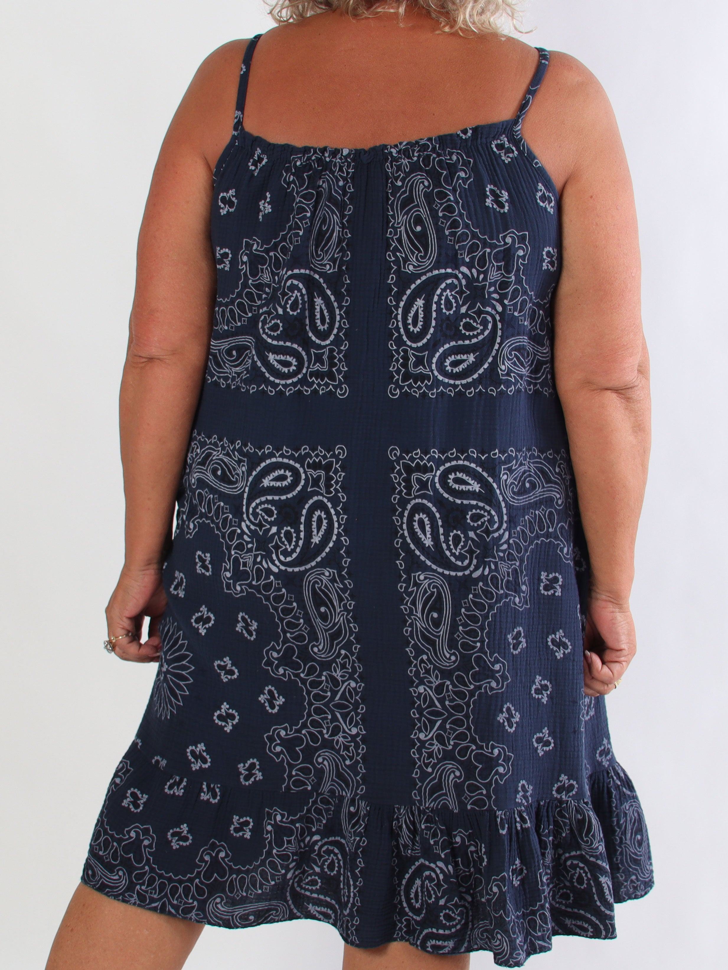 Solero Paisley - Plus size stropkjole i blød musselin med smukt paisleymønster